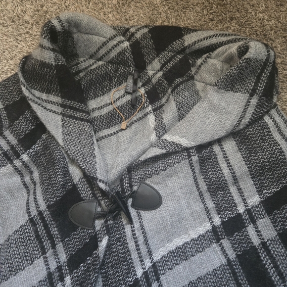 Black And Gray Plaid Cape with Toggle Closure NWOT One Size - Picture 4 of 6